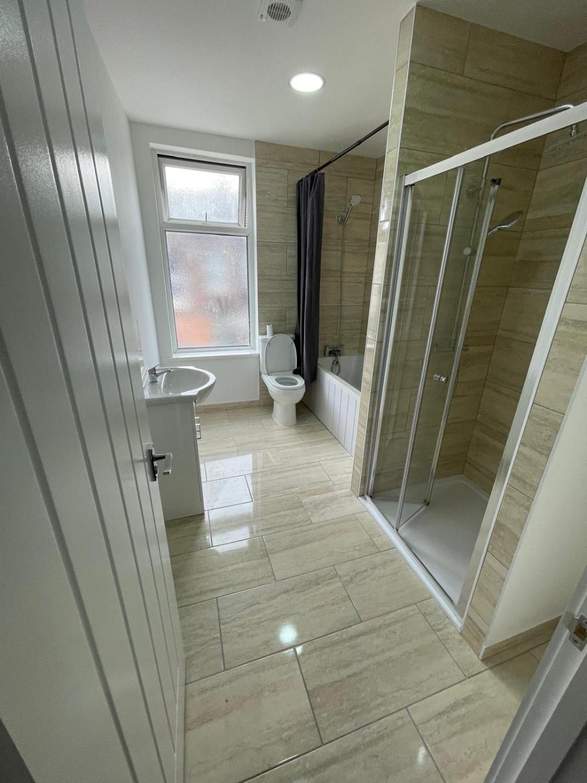 Апартаменты Cozy 4 Bedroom House In The Heart Of