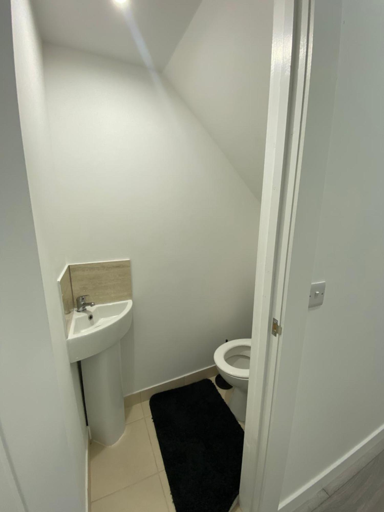 Апартаменты Cozy 4 Bedroom House In The Heart Of *